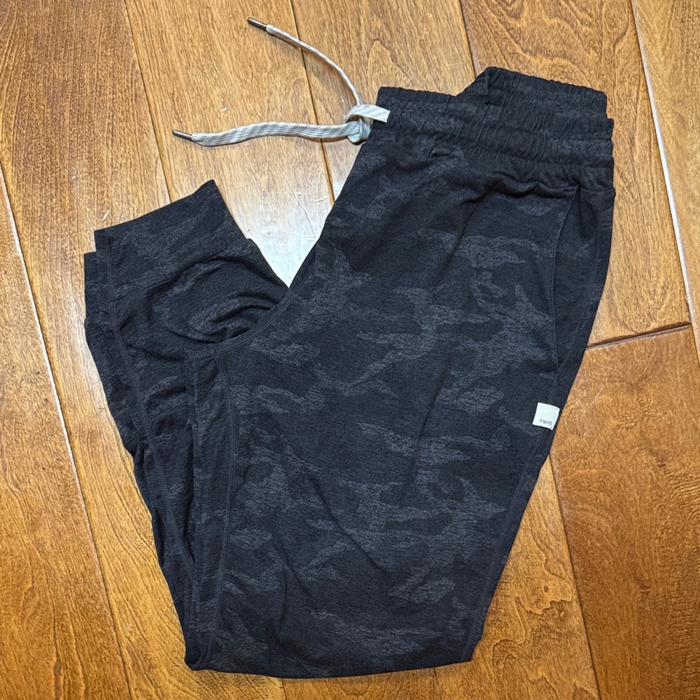 Vuori Performance Joggers Charcoal Camouflage small